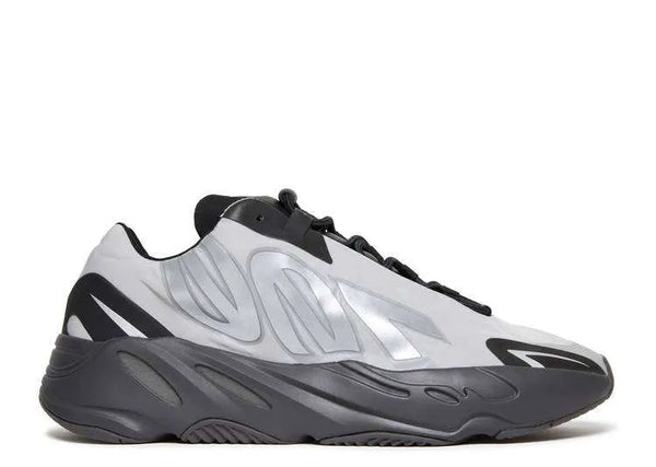 Y BOOST 700 MNVN ‘METALLIC’